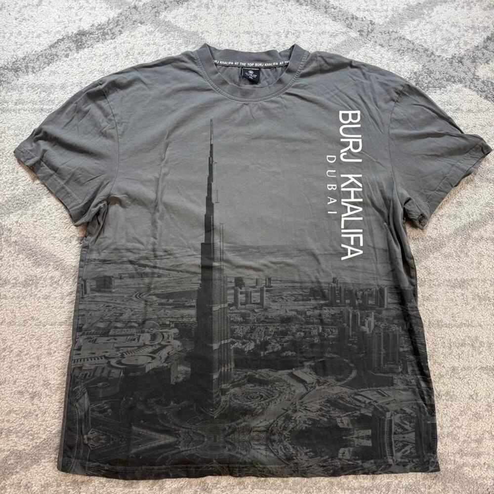 Burj Khalifa Dubai gray t-shirt with black cityscape graphic, size XXL